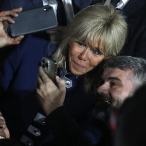 Le président français Emmanuel Macron et sa femme Brigitte Macron célèbrent la victoire du second tour de l'élection présidentielle française au Champ-de-Mars devant la Tour Eiffel, à Paris, France, 24 avril 2022. Emmanuel Macron a battu Marine Le Pen au dernier tour de l'élection présidentielle française