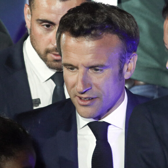 Le président français Emmanuel Macron et sa femme Brigitte Macron célèbrent la victoire du second tour de l'élection présidentielle française au Champ-de-Mars devant la Tour Eiffel, à Paris, France, 24 avril 2022. Emmanuel Macron a battu Marine Le Pen au dernier tour de l'élection présidentielle française