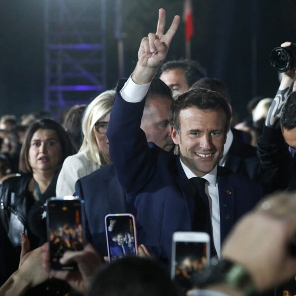 Le président français Emmanuel Macron et sa femme Brigitte Macron célèbrent la victoire du second tour de l'élection présidentielle française au Champ-de-Mars devant la Tour Eiffel, à Paris, France, 24 avril 2022. Emmanuel Macron a battu Marine Le Pen au dernier tour de l'élection présidentielle française