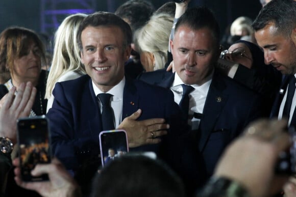 Le président français Emmanuel Macron et sa femme Brigitte Macron célèbrent la victoire du second tour de l'élection présidentielle française au Champ-de-Mars devant la Tour Eiffel, à Paris, France, 24 avril 2022. Emmanuel Macron a battu Marine Le Pen au dernier tour de l'élection présidentielle française