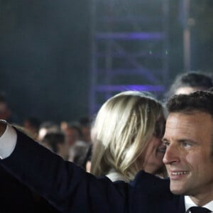 Le président français Emmanuel Macron et sa femme Brigitte Macron célèbrent la victoire du second tour de l'élection présidentielle française au Champ-de-Mars devant la Tour Eiffel, à Paris, France, 24 avril 2022. Emmanuel Macron a battu Marine Le Pen au dernier tour de l'élection présidentielle française