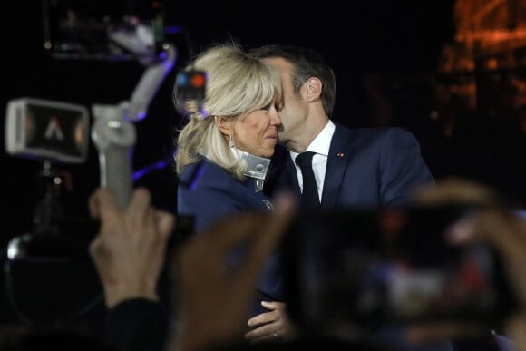 Le président français Emmanuel Macron et sa femme Brigitte Macron célèbrent la victoire du second tour de l'élection présidentielle française au Champ-de-Mars devant la Tour Eiffel, à Paris : doux baiser du gagnant pour son épouse