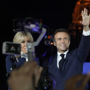 Le président français Emmanuel Macron et sa femme Brigitte Macron célèbrent la victoire du second tour de l'élection présidentielle française au Champ-de-Mars devant la Tour Eiffel, à Paris, France, 24 avril 2022. Emmanuel Macron a battu Marine Le Pen au dernier tour de l'élection présidentielle française