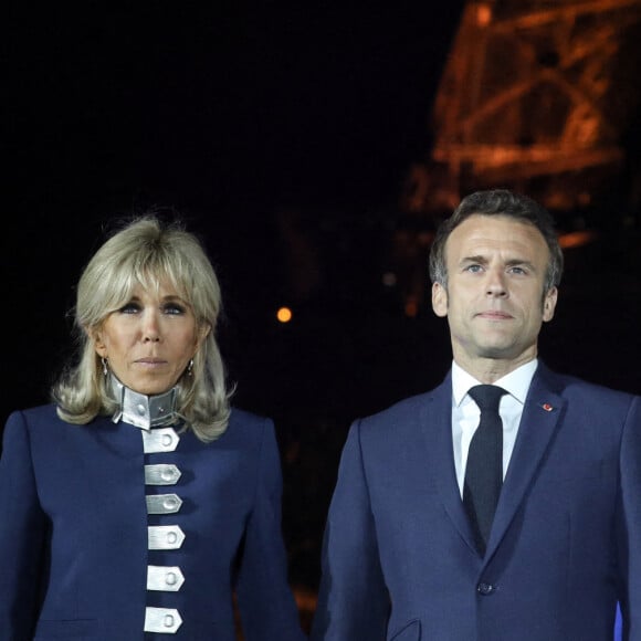 Le président Emmanuel Macron et sa femme Brigitte, habillée d'un tailleur Louis Vuitton - Le président Emmanuel Macron prononce un discours au Champ de Mars le soir de sa victoire à l'élection présidentielle