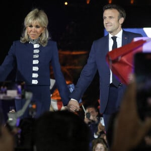 Le président Emmanuel Macron et sa femme Brigitte, habillée d'un tailleur Louis Vuitton - Le président Emmanuel Macron prononce un discours au Champ de Mars le soir de sa victoire à l'élection présidentielle