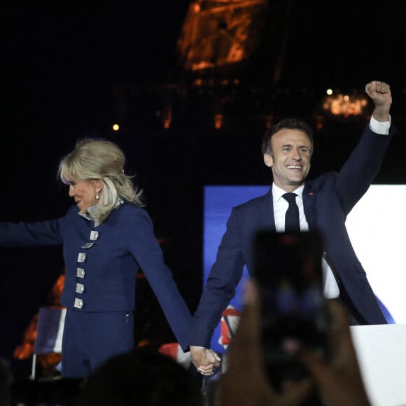 Le président Emmanuel Macron et sa femme Brigitte, habillée d'un tailleur Louis Vuitton - Le président Emmanuel Macron prononce un discours au Champ de Mars le soir de sa victoire à l'élection présidentielle