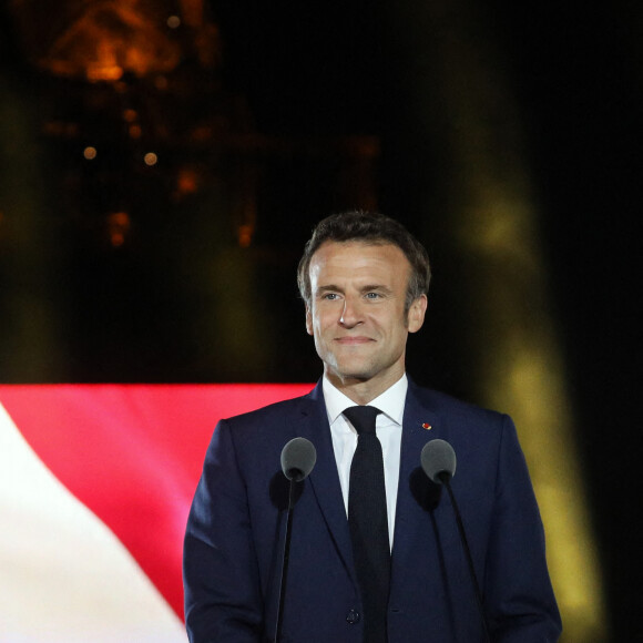 Le président français Emmanuel Macron célèbre la victoire du second tour de l'élection présidentielle française au Champ-de-Mars devant la Tour Eiffel, à Paris, France, 24 avril 2022. Emmanuel Macron a battu Marine Le Pen au dernier tour de l'élection présidentielle française