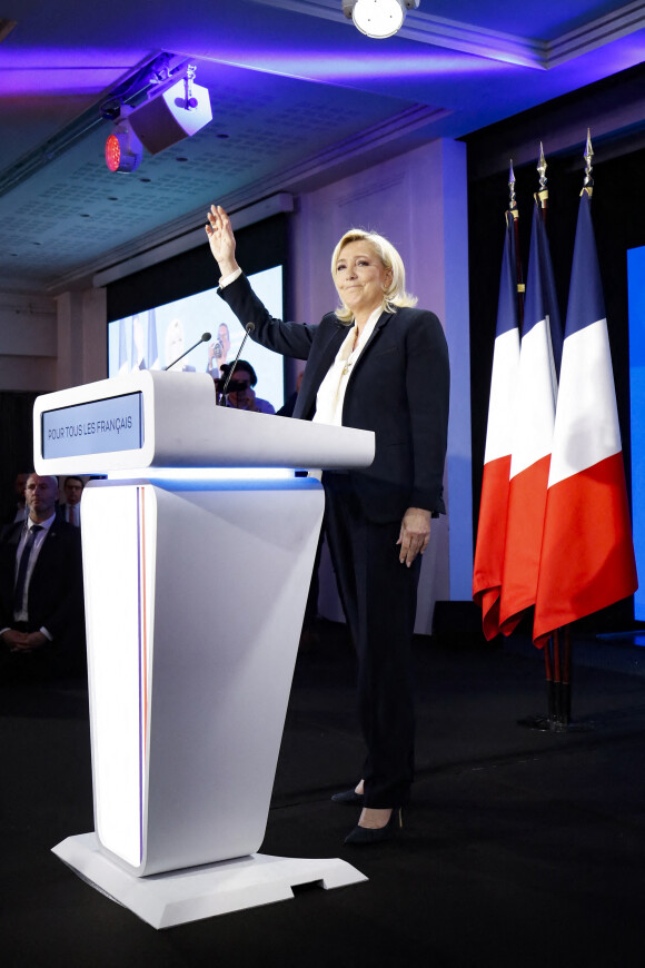 Marine Le Pen, candidate à la présidence du parti d'extrême droite Rassemblement national (RN), prononce un discours au Pavillon d'Armenonville à Paris, France, le 24 avril 2022 après sa défaite au second tour de l'élection présidentielle française