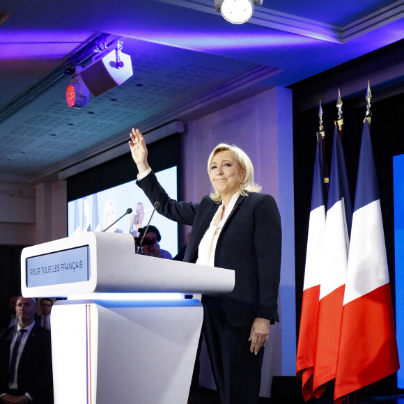 Marine Le Pen, candidate à la présidence du parti d'extrême droite Rassemblement national (RN), prononce un discours au Pavillon d'Armenonville à Paris, France, le 24 avril 2022 après sa défaite au second tour de l'élection présidentielle française