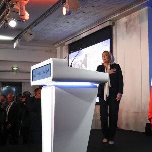 Marine Le Pen, candidate à la présidence du parti d'extrême droite Rassemblement national (RN), prononce un discours au Pavillon d'Armenonville à Paris, France, le 24 avril 2022 après sa défaite au second tour de l'élection présidentielle française