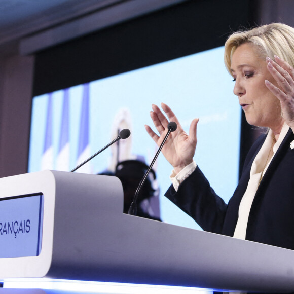 Marine Le Pen, candidate à la présidence du parti d'extrême droite Rassemblement national (RN), prononce un discours au Pavillon d'Armenonville à Paris, France, le 24 avril 2022 après sa défaite au second tour de l'élection présidentielle française