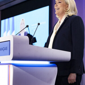 Marine Le Pen, candidate à la présidence du parti d'extrême droite Rassemblement national (RN), prononce un discours au Pavillon d'Armenonville à Paris, France, le 24 avril 2022 après sa défaite au second tour de l'élection présidentielle française