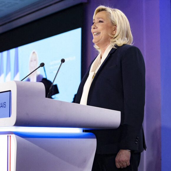 Marine Le Pen, candidate à la présidence du parti d'extrême droite Rassemblement national (RN), prononce un discours au Pavillon d'Armenonville à Paris, France, le 24 avril 2022 après sa défaite au second tour de l'élection présidentielle française