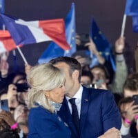 Emmanuel Macron président : Doux baiser de la victoire pour Brigitte, Marine Le Pen digère sa défaite