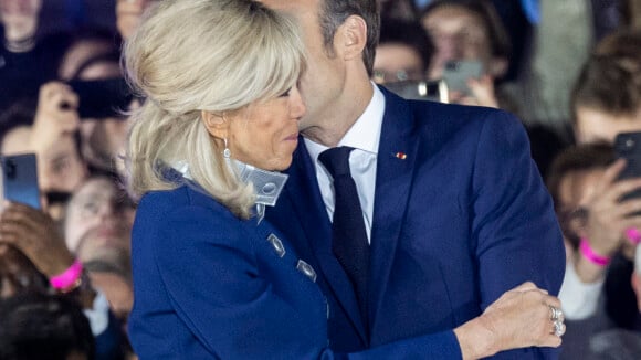 Emmanuel Macron président : Doux baiser de la victoire pour Brigitte, Marine Le Pen digère sa défaite