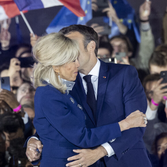 Le président Emmanuel Macron et sa femme Brigitte, habillée d'un tailleur Louis Vuitton - Le président Emmanuel Macron prononce un discours au Champ de Mars le soir de sa victoire à l'élection présidentielle