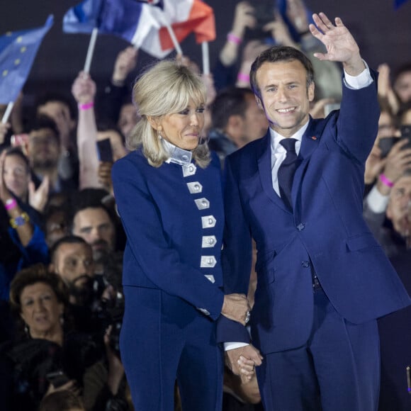 Le président Emmanuel Macron et sa femme Brigitte, habillée d'un tailleur Louis Vuitton - Le président Emmanuel Macron prononce un discours au Champ de Mars le soir de sa victoire à l'élection présidentielle