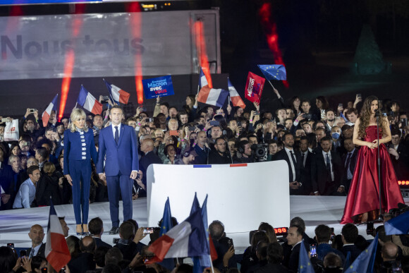 Le président Emmanuel Macron et sa femme Brigitte, la chanteuse Farrah El-Dibany - Le président Emmanuel Macron prononce un discours au Champ de Mars le soir de sa victoire à l'élection présidentielle le 24 avril 2022.