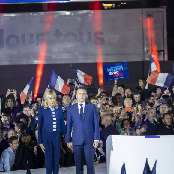 Le président Emmanuel Macron et sa femme Brigitte, la chanteuse Farrah El-Dibany - Le président Emmanuel Macron prononce un discours au Champ de Mars le soir de sa victoire à l'élection présidentielle le 24 avril 2022.