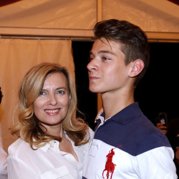 Mariage - Léonard Trierweiler s'est marié avec sa compagne Jennifer - Valérie Trierweiler et son fils Léonard dansent lors de l'inauguration de la Fête des Tuileries à Paris le 26 juin 2015.