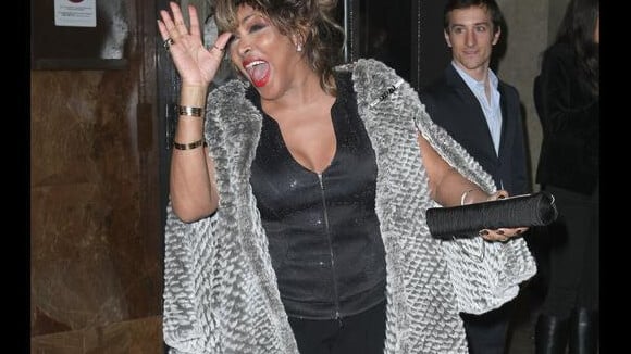 Découvrez Tina Turner, 70 ans et très en forme, en train de livrer un véritable show... haute couture !