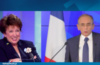 Roselyne Bachelot fait une belle grimace lors de la diffusion de l'allocution d'Eric Zemmour durant la soirée électorale de France 2 pour le second tour des présidentielles.