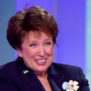 Capture d'écran de la soirée électorale de France 2 durant laquelle on voit Roselyne Bachelot réagir à l'allocution d'Eric Zemmour après la victoire d'Emmanuel Macron à la présidence de la République le 24 avril 2022