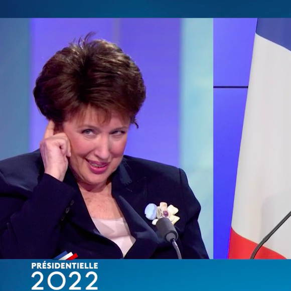 Capture d'écran de la soirée électorale de France 2 durant laquelle on voit Roselyne Bachelot réagir à l'allocution d'Eric Zemmour après la victoire d'Emmanuel Macron à la présidence de la République le 24 avril 2022