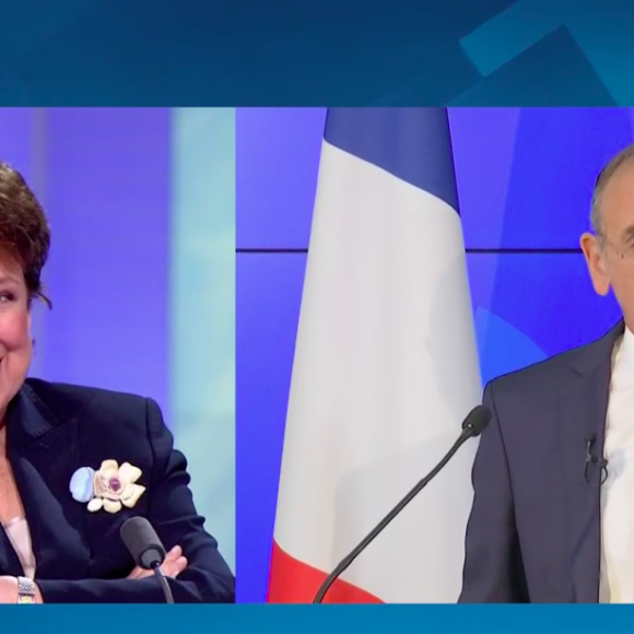 Capture d'écran de la soirée électorale de France 2 durant laquelle on voit Roselyne Bachelot réagir à l'allocution d'Eric Zemmour après la victoire d'Emmanuel Macron à la présidence de la République le 24 avril 2022