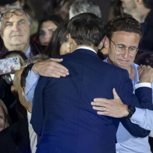Le président Emmanuel Macron et son frère Laurent - Le président Emmanuel Macron prononce un discours au Champ-de-Mars le soir de sa victoire à l'élection présidentielle le 24 avril 2022.