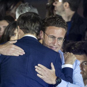 Le président Emmanuel Macron et son frère Laurent - Le président Emmanuel Macron prononce un discours au Champ-de-Mars le soir de sa victoire à l'élection présidentielle le 24 avril 2022.