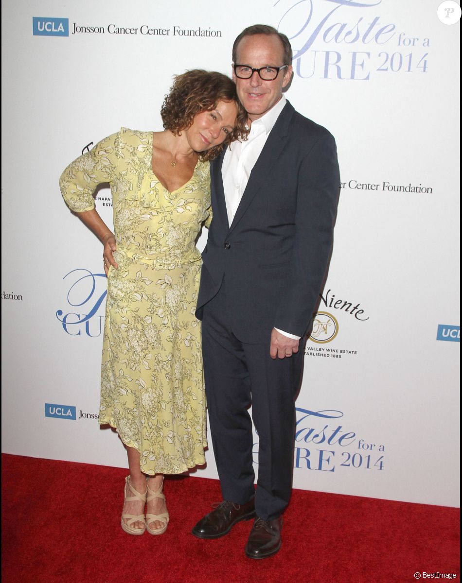 Jennifer Grey et son mari Clark Gregg lors de la 19e soirée annuelle de lutte contre le cancer "Taste for a cure" organisée au Beverly Wilshire Hotel à Beverly Hills, le 25 avril 2014.