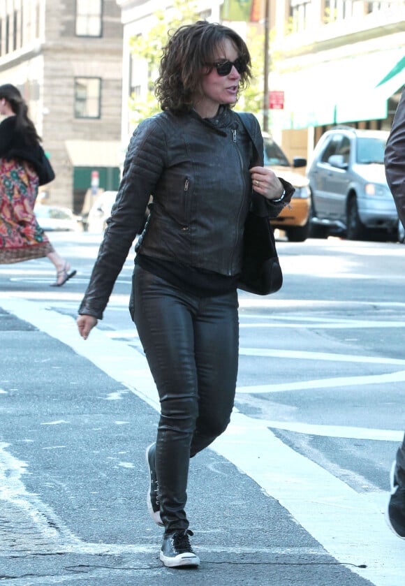 Jennifer Grey se promène dans les rues de New York le 29 avril 2012