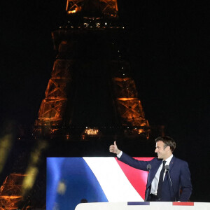 Le président français Emmanuel Macron célèbre sa victoire au second tour des élections présidentielles française au Champ de Mars devant la Tour Eiffel, à Paris, France, 24 avril 2022
