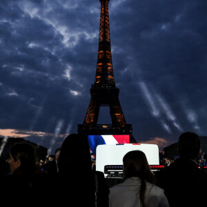 Le président français Emmanuel Macron célèbre sa victoire au second tour des élections présidentielles française au Champ de Mars devant la Tour Eiffel, à Paris, France, 24 avril 2022