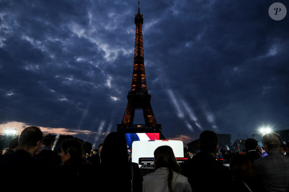 Le président français Emmanuel Macron célèbre sa victoire au second tour des élections présidentielles française au Champ de Mars devant la Tour Eiffel, à Paris, France, 24 avril 2022