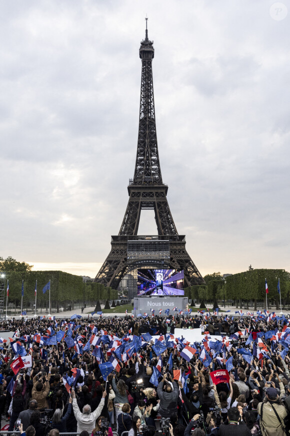 Illustration Tour Eiffel - Le président Emmanuel Macron prononce un discours au Champ de Mars le soir de sa victoire à l'élection présidentielle le 24 avril 2022.