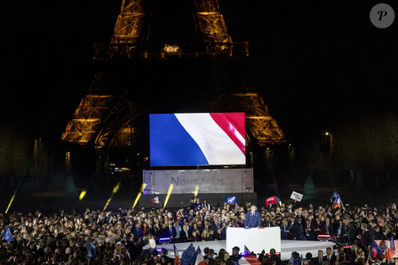 Le président Emmanuel Macron prononce un discours au Champ de Mars le soir de sa victoire à l'élection présidentielle le 24 avril 2022