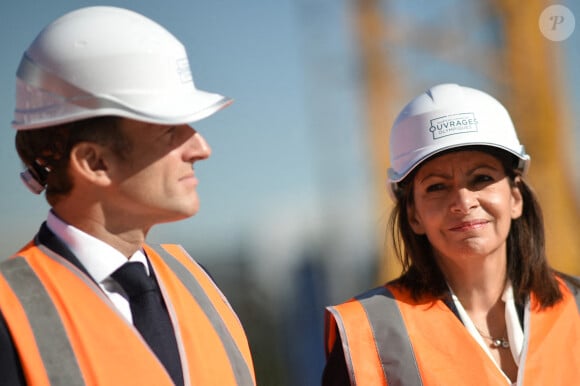 La maire de Paris, Anne Hidalgo et le président de la République française, Emmanuel Macron visitent le futur village olympique dans le cadre de son déplacement consacré aux Jeux Olympiques et Paralympiques de Paris 2024 à Saint-Ouen, France, le 14 octobre 2021