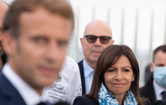 Anne Hidalgo, maire de Paris - Le président Emmanuel Macron visite l'Arc de Triomphe empaqueté par Christo et rencontre les entreprises qui ont participé au chantier à Paris