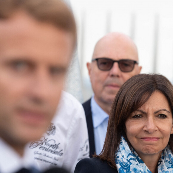 Anne Hidalgo, maire de Paris - Le président Emmanuel Macron visite l'Arc de Triomphe empaqueté par Christo et rencontre les entreprises qui ont participé au chantier à Paris