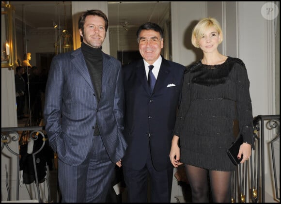 Emmanuel Philibert de Savoie et son épouse Clotilde Courau avec Alain Hivelin (Président de Balmain) lors de l'inauguration de la nouvelle boutique Balmain, 44 rue François 1er à Paris, le 25 janvier 2010