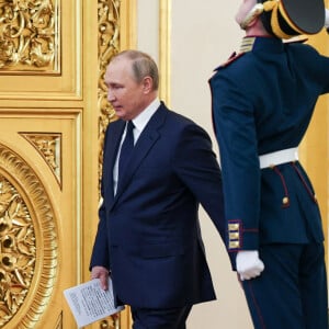 Le président russe Vladimir Poutine remet des prix aux médaillés olympiques russes distingués aux jeux olympiques de Pékin au Kremlin, le 26 avril 2022.