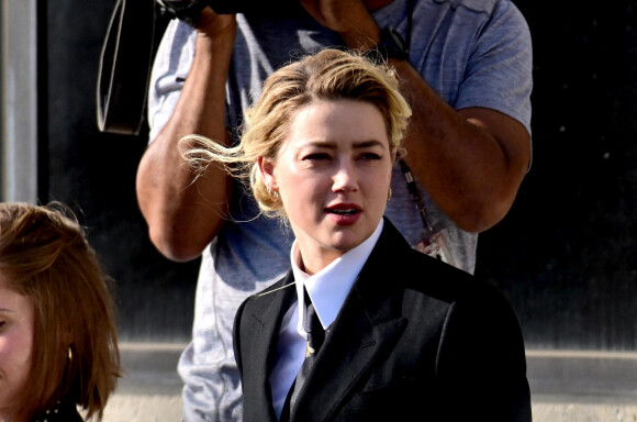 Johnny Depp et Amber Heard à la sortie du tribunal à Fairfax le 14 avril 2022. Johnny Depp poursuit en diffamation son ex-épouse, Amber Heard, qui l'a accusé de violences conjugales.