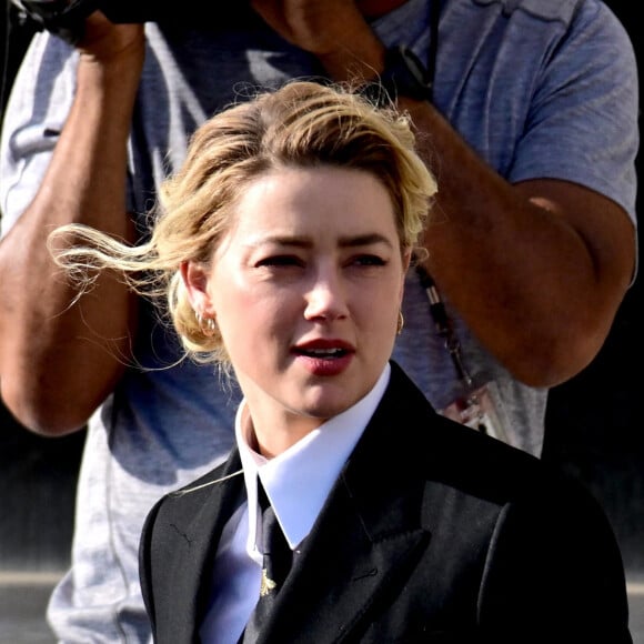 Johnny Depp et Amber Heard à la sortie du tribunal à Fairfax le 14 avril 2022. Johnny Depp poursuit en diffamation son ex-épouse, Amber Heard, qui l'a accusé de violences conjugales.