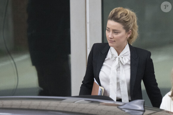 Johnny Depp et Amber Heard à la sortie du tribunal de Fairfax le 19 avril 2022.