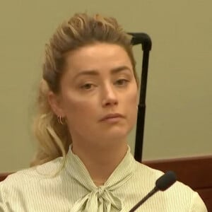 5ème jour du procès de Johnny Depp et Amber Heard le 19 avril 2022. C'est l'un des procès les médiatiques du moment et pour cause. Pour la seconde fois en 2 ans, Amber Heard et Johnny Depp se déchirent au tribunal. Après avoir perdu son procès en Angleterre, le comédien de Pirates des Caraïbes poursuit en diffamation son ex-femme après la publication d'une tribune en 2018 dans laquelle elle se déclarait être "victime de violences conjugales". Comme au Royaume-Uni, ce nouvel affrontement judiciaire est l'occasion de découvrir de nouveaux détails sur la relation plus que tumultueuse entre les deux acteurs.