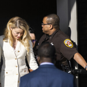 Johnny Depp et Amber Heard quittent le tribunal de Fairfax le 20 avril 2022. Johnny Depp poursuit son ex-femme Amber Heard pour diffamation dans l'État américain de Virginie, pour un article qu'elle a écrit pour le Washington Post en 2018