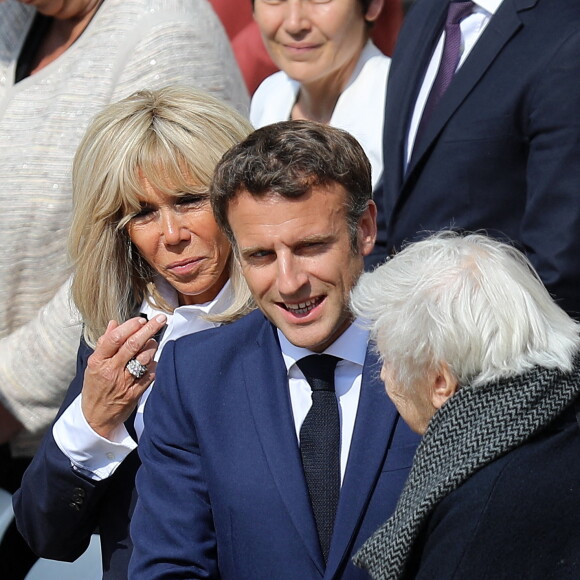 Le président de la république Emmanuel Macron, la première dame Brigitte Macron - Cérémonie d'hommage national à l'Hôtel national des Invalides en hommage à Michel Bouquet décédé le 13 avril 2022. Paris le 27 avril 2022