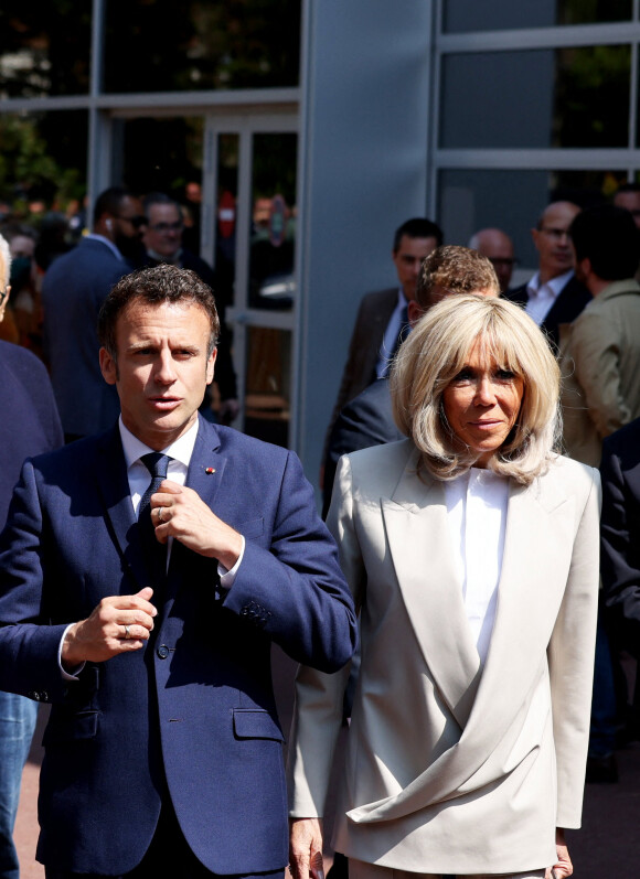 Le président Emmanuel Macron et la première dame Brigitte Macron sont allés voter au Touquet pour le 2ème tour des élections présidentielles 2022 le 24 avril.